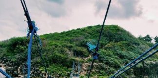 고도 공포증?신덴(Sinden) 해변과 칼롱(Kalong)섬 사이의 현수교를 건너려고 하지 말다