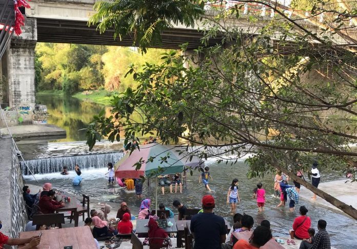 족자카르타에서 가장 인기 있는 커피숍인 Kopi Opak