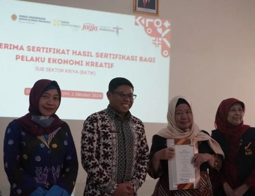 Serah Terima Sertifikat Hasil Sertifikasi Bagi Pelaku Ekonomi Kreatif Sub Sektor Kriya (Batik) Tahun 2024