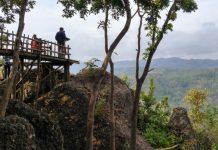 Watu Lawang Mangunan, Menikmati Mangunan dari Atas Tebing