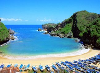 Pantai Ngrenehan, Pasir Putih Batu Karang dan Seafood!