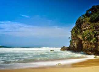 Pantai Watu Kodok, Indahnya Pasir Putih Bersanding Batuan Pantai