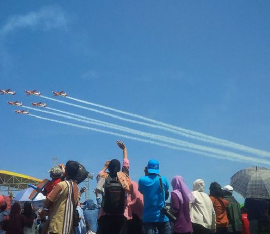 Ribuan Warga Menghadiri Penutupan Jogja International Air Show