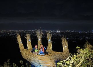 Menikmati Suasa Malam di Pinus Pengger