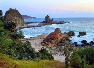 Pantai Watu Lumbung