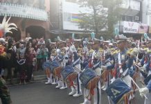 Drumband Gita Taruna AAU Meriahkan Malioboro