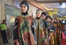 Lenggak-Lenggok Model Berbusana Batik Warnai Peringatan Hari Batik Di Bandara Adisutjipto