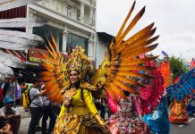 Kostum Daur Ulang Warnai Jalan Malioboro Sore Ini