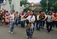Flashmob Malioboro Selasa Wage Mengajak Masyarakat Menari Bersama