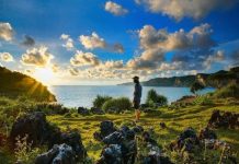 Menikmati Senja yang Seakan tanpa Sekat di Pantai Kesirat