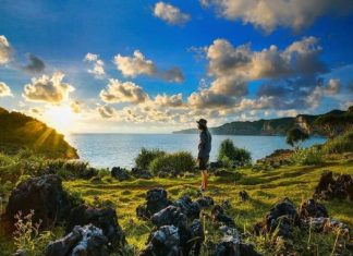 Menikmati Senja yang Seakan tanpa Sekat di Pantai Kesirat