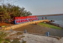 Naik Perahu Paling Asyik ya Cuma Ada di Pantai Penglik