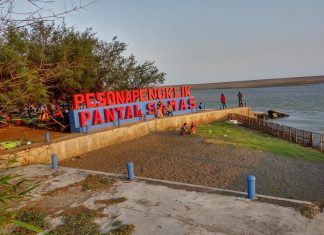 Naik Perahu Paling Asyik ya Cuma Ada di Pantai Penglik