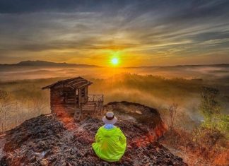 Menikmati Matahari Terbit di Gunung Ireng yang Punya Gubuk Instagenic