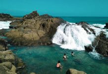 Berenang di Kolam Alami Pantai Selatan Jawa, Pantai Wediombo