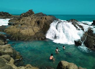 Berenang di Kolam Alami Pantai Selatan Jawa, Pantai Wediombo
