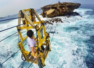 Menantang Adrenalin dengan Menaiki Gondola Kayu di Pantai Timang