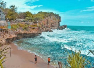 Merasakan Nuansa ala Bali dengan Pura di Pantai Ngobaran