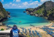 Laut Jernih, Pasir Putih dan Kumpulan Perahu Nelayan di Pantai Ngrenehan