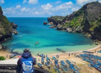 Laut Jernih, Pasir Putih dan Kumpulan Perahu Nelayan di Pantai Ngrenehan