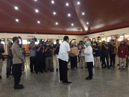 Kemenparekraf Serahkan Sembako untuk Pelaku Wisata di Yogyakarta