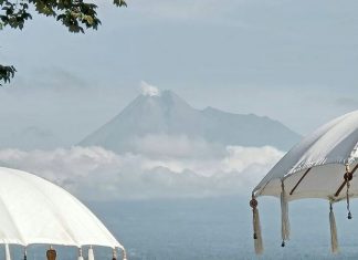 Bersantap Sambil Menikmati Candi Prambanan dan Merapi
