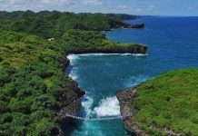 Pantai Pulau Kalong, Pulau Hijau Eksotis yang Menantang Adrenalin