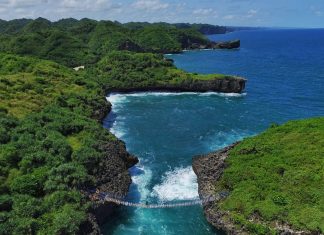 Pantai Pulau Kalong, Pulau Hijau Eksotis yang Menantang Adrenalin