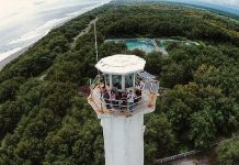 Pantai Pandansari, Pantai dengan Mercusuar yang Ikonik
