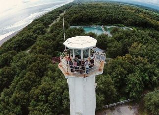 Pantai Pandansari, Pantai dengan Mercusuar yang Ikonik