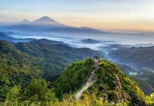 Sunrise Berlatarkan 4 Gunung di Gunung Kukusan
