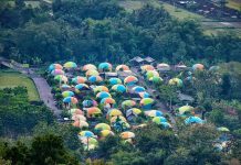 Mengunjungi Desa Rumah Domes ala Teletubbies yang Unik