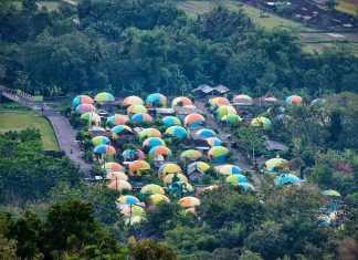 Mengunjungi Desa Rumah Domes ala Teletubbies yang Unik