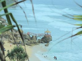 Pantai Watu Lawang Menyuguhkan Keindahan Alam Yang Memesona