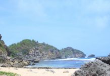 Pantai Watu Bolong di Yogyakarta, Daya Tarik Sampai Fasilitasnya!